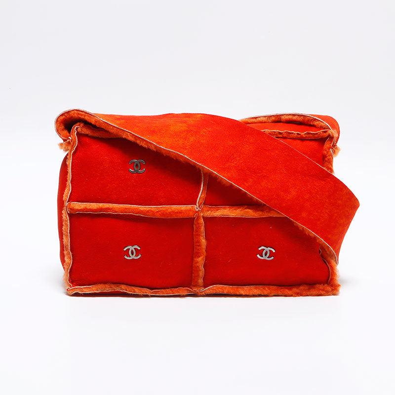 CHANELシャネル☆ムートンハンドバッグ☆ハンドルロゴ☆シャーリングファー☆赤 670 シャネル ハイサマー トートバッグ 赤 花柄 ココマーク