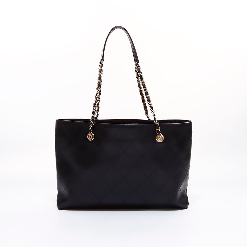 CHANEL ブラック トートバッグ　新品　ギャランティカード　ポーチ付き CHANEL シャネル チェーントート トートバッグ グレインド