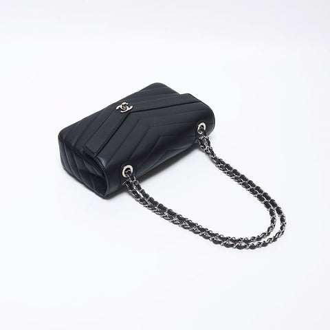 シャネル CHANEL 24番台 シェブロン ダブルチェーン カーフレザー シルバー金具 25cm ショルダーバッグ ブラック WS10404