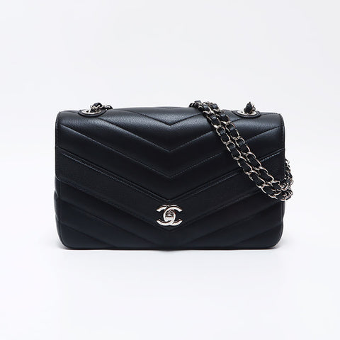 シャネル CHANEL 24番台 シェブロン ダブルチェーン カーフレザー シルバー金具 25cm ショルダーバッグ ブラック WS10404