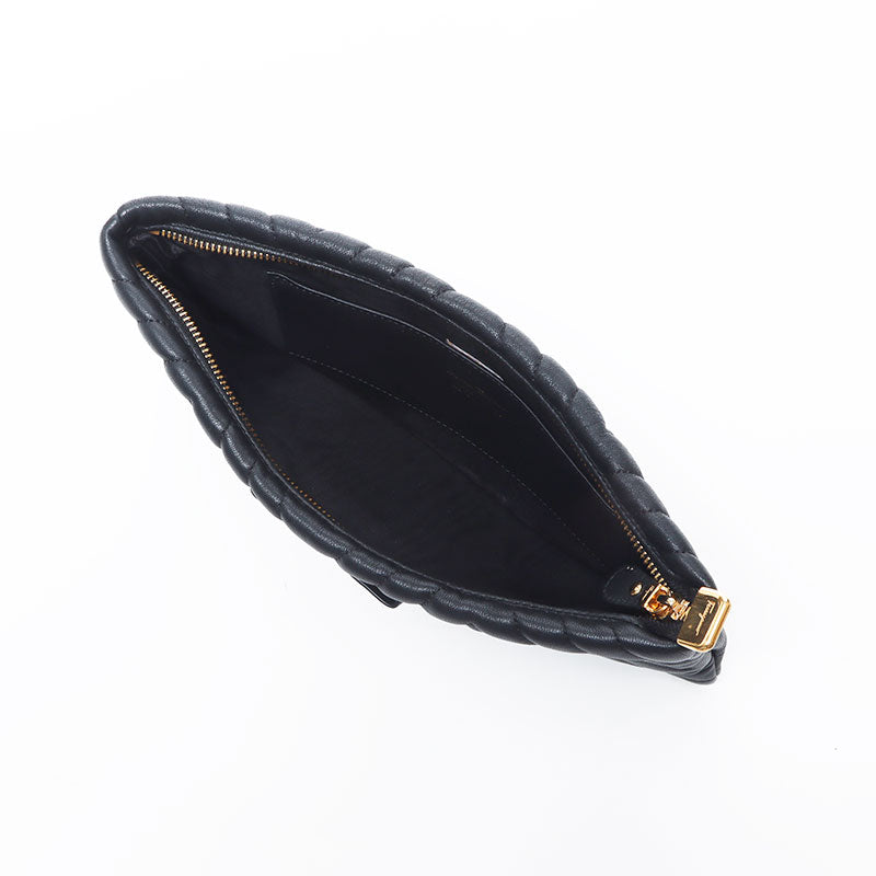 T1637 美品☆ フェラガモ ポーチ クラッチバッグ レザー ヴァラ ブラック T1637 美品☆ フェラガモ ポーチ クラッチバッグ レザー ヴァラ