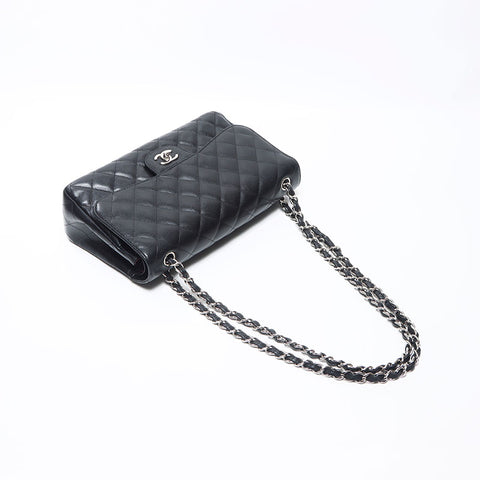 Chanel Decamatelasse巨型鱼子酱皮肤双襟翼30银色硬件肩带黑色WS11907