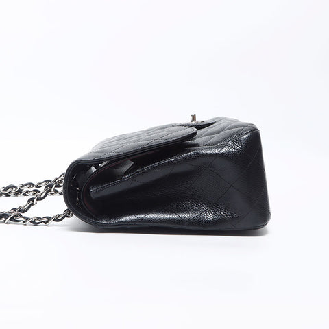 Chanel Decamatelasse巨型鱼子酱皮肤双襟翼30银色硬件肩带黑色WS11907