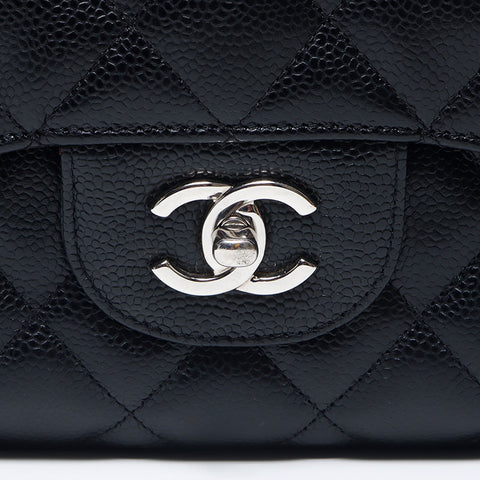 Chanel Decamatelasse巨型鱼子酱皮肤双襟翼30银色硬件肩带黑色WS11907