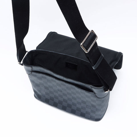 Louis Vuitton 2016 Damier Graphite District PM肩带黑色WS12151