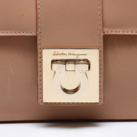Salvatore Ferragamo Leather Gancini连锁肩袋米色WS12196