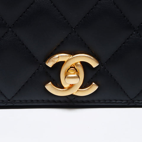 Chanel Chanel Matelasse单片完整襟翼羊皮可可标记编号26 2018年肩袋黑色WS12243
