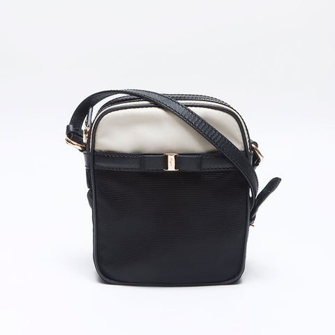 サルヴァトーレフェラガモ Salvatore Ferragamo ヴァラ ナイロン ショルダーバッグ ブラック WS13995