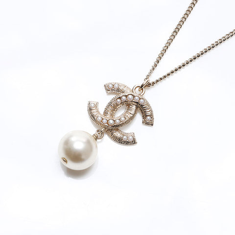 CHANEL 2018 B18V COCO Mark Pearl Necklace gold WS14576