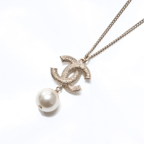 CHANEL 2018 B18V COCO Mark Pearl Necklace gold WS14576