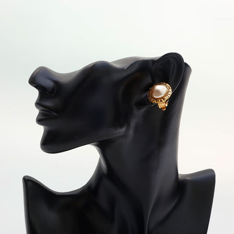 CHANEL 1980s round logo pearl Earring gold WS14936