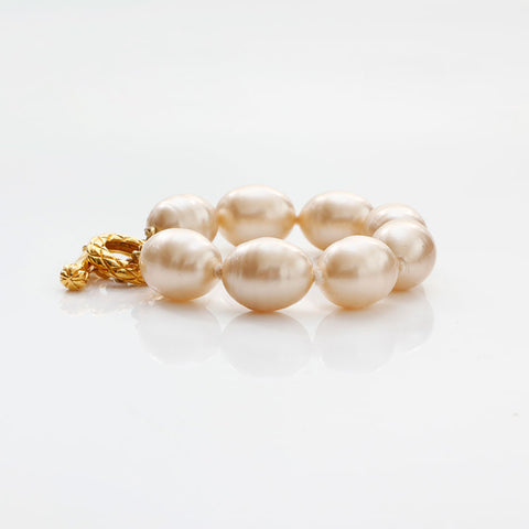 CHANEL 1993 Logo Pearl bracelet gold WS14946