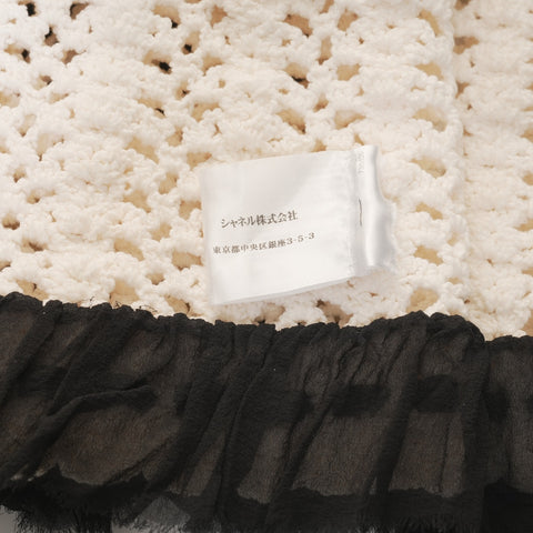 CHANEL Sleeveless knit with lace and COCO Mark buttons Tank top white WS16104