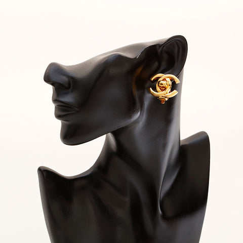 CHANEL 95A Turn Lock Earring gold WS20450