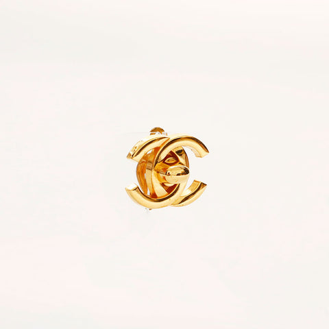 CHANEL 95A Turn Lock Earring gold WS20450