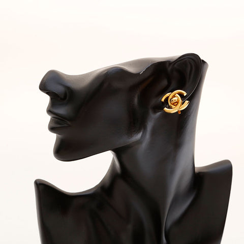 CHANEL 96P Turn Lock Earring gold WS20451