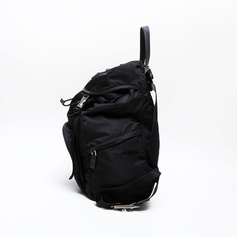 PRADA Nylon triangle logo Backpack Â· Daypack black WS20648