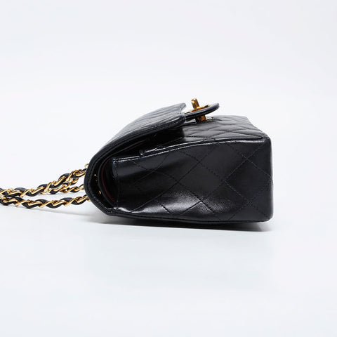 Chanel No. 6 2000-2002 Matelasse 9.1“双襟翼羊皮肩袋黑色WS21197
