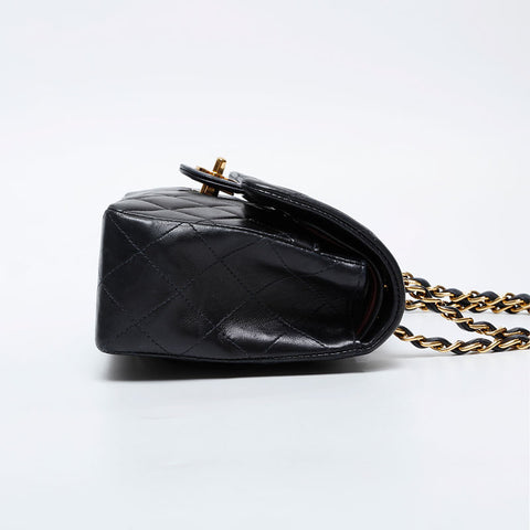 Chanel No. 6 2000-2002 Matelasse 9.1“双襟翼羊皮肩袋黑色WS21197