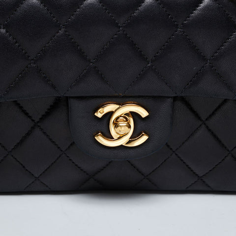 Chanel No. 6 2000-2002 Matelasse 9.1“双襟翼羊皮肩袋黑色WS21197