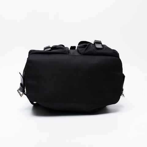 PRADA Nylon triangle logo Backpack Â· Daypack black WS21238