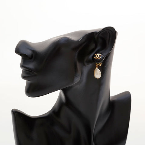 CHANEL 94P 1994 COCO Mark Pearl Drop Earring gold WS21505