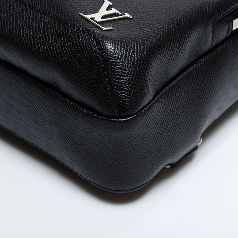 LOUIS VUITTON Taiga Avenue Sling Bag Body Shoulder Shoulder Bag black WS21718
