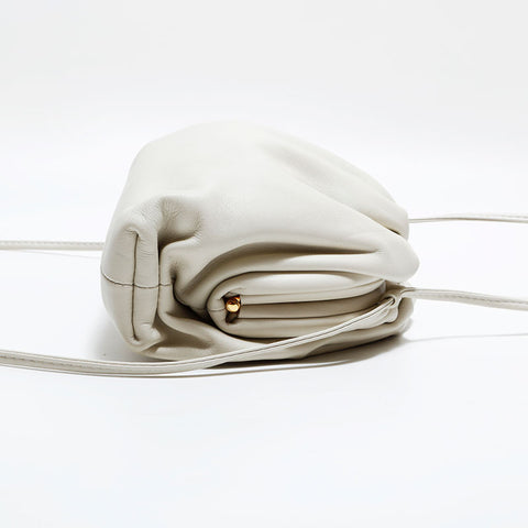 ボッテガヴェネタ BOTTEGAVENETA ミニ ザ ポーチ レザー ショルダーバッグ ホワイト WS22619