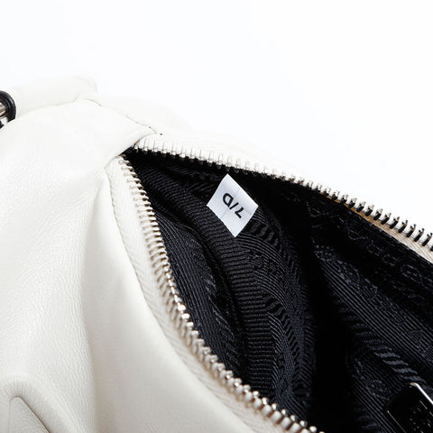 プラダ PRADA レザー トライアングル ショルダーバッグ ホワイト WS22644