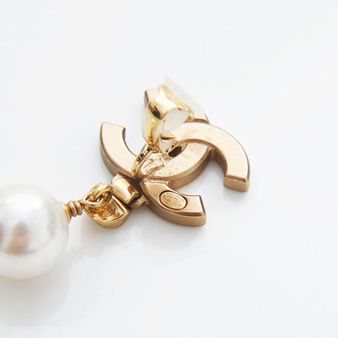 CHANEL 21C 2021 COCO Mark Pearl Rhinestone Drop Earring gold WS22963