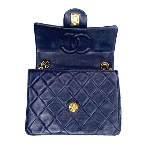 Chanel minimatelasse 1990 Umhängetaschen Lambskin -Marine WS2318