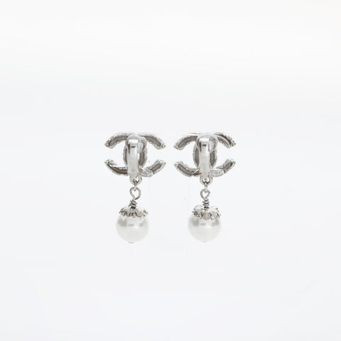 CHANEL A13C 2013 COCO Mark Rhinestone Pearl Drop Earring Silver WS23201