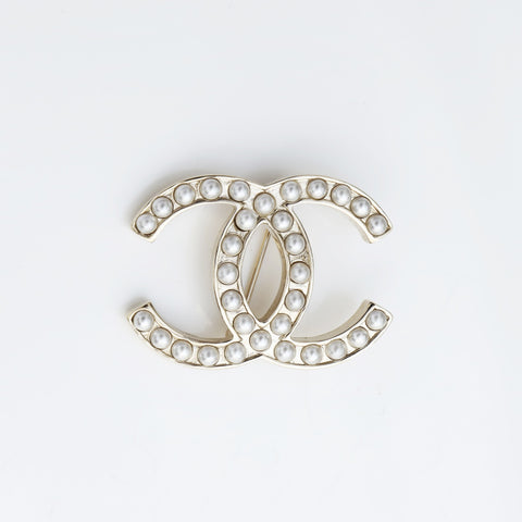 CHANEL 10V 2010 COCO Mark Pearl Mini Brooch gold WS23207