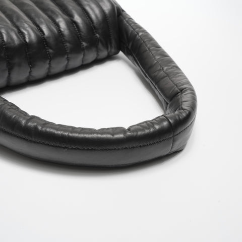 BALENCIAGA MANACO gepolsterte Umhängetasche aus gestepptem Leder mit einem Gürtel schwarz WS23584