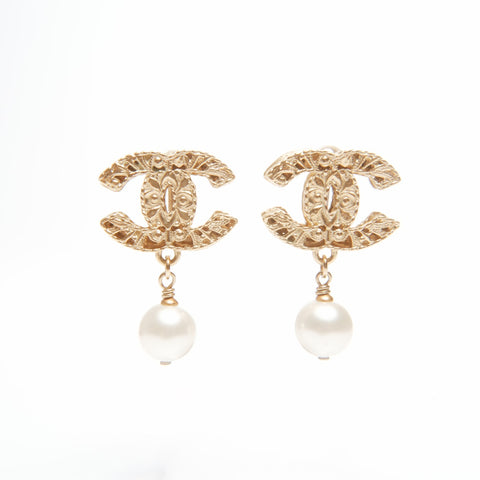 CHANEL 08A COCO Mark Pearl Earring gold WS24083