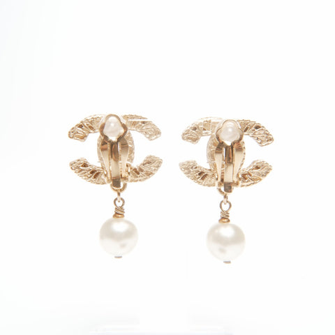 CHANEL 08A COCO Mark Pearl Earring gold WS24083