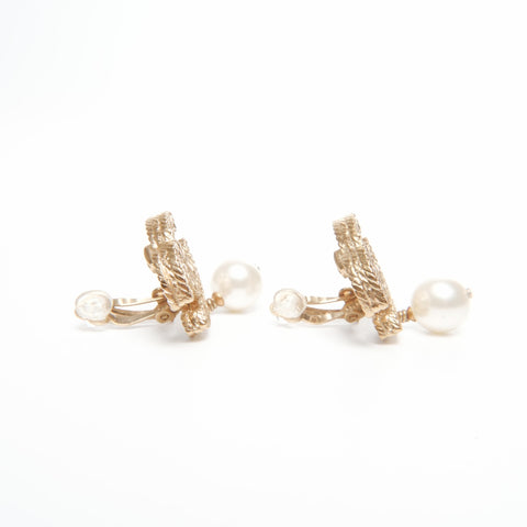 CHANEL 08A COCO Mark Pearl Earring gold WS24083