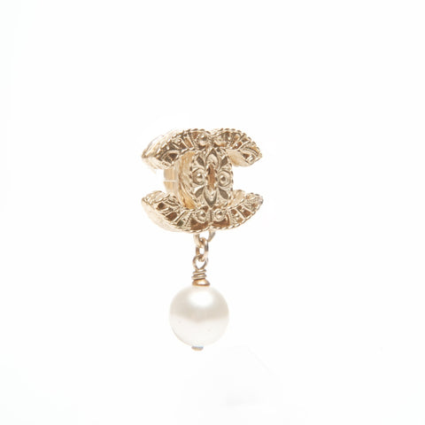 CHANEL 08A COCO Mark Pearl Earring gold WS24083