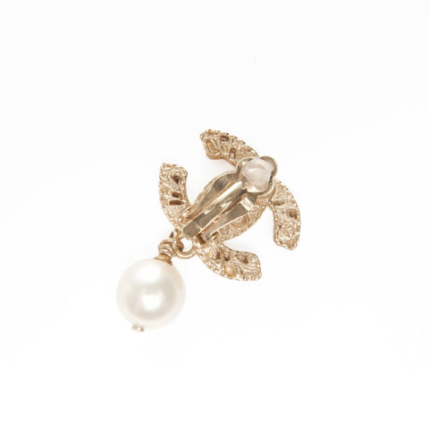 CHANEL 08A COCO Mark Pearl Earring gold WS24083