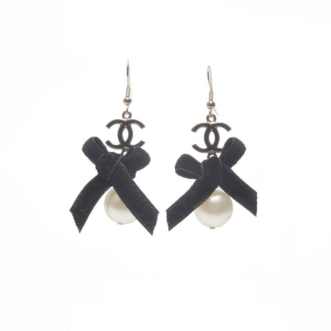 CHANEL 07C 2007 COCO Mark Ribbon Pearl Pierce gold WS24087