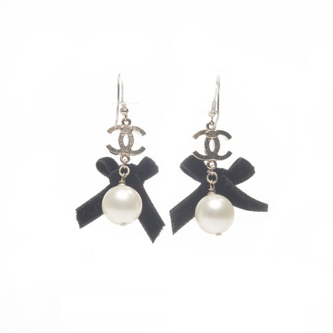 CHANEL 07C 2007 COCO Mark Ribbon Pearl Pierce gold WS24087