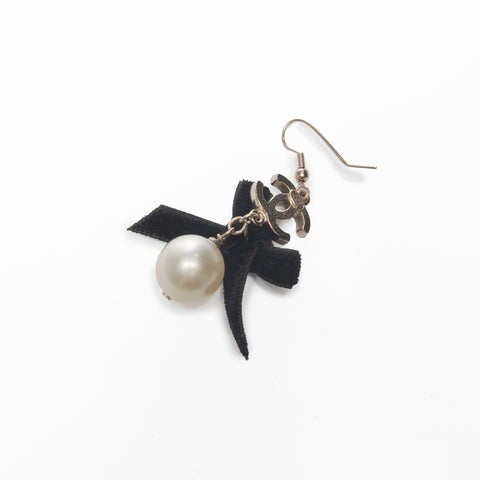 CHANEL 07C 2007 COCO Mark Ribbon Pearl Pierce gold WS24087