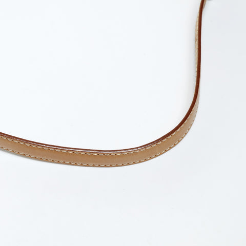 CELINE Schultertasche aus cremefarbenem Leder mit Klappe und einem Gürtel, beige WS25194