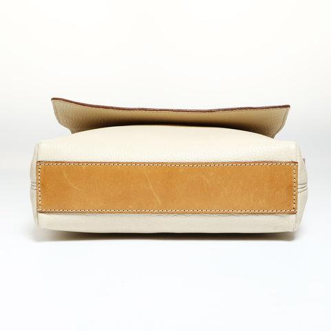 CELINE Schultertasche aus cremefarbenem Leder mit Klappe und einem Gürtel, beige WS25194