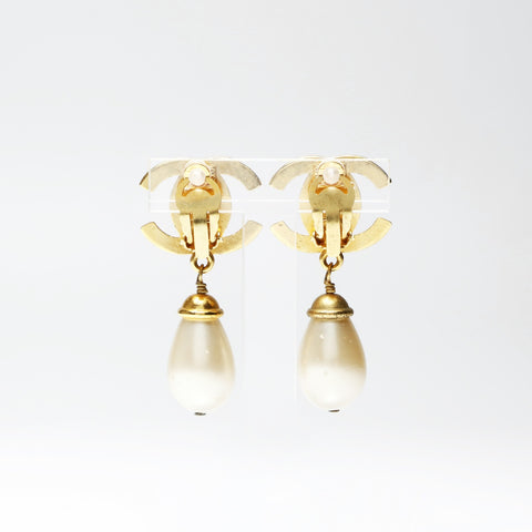 CHANEL 96A 1996 COCO Mark Rhinestone Pearl Earring gold WS25256