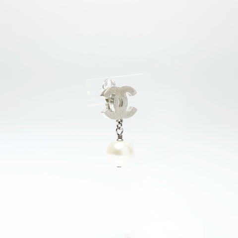 CHANEL A12V 2012 COCO Mark Pearl Earring Silver WS25263