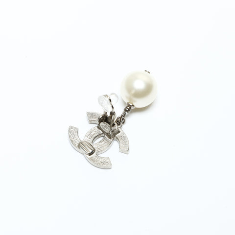 CHANEL A12V 2012 COCO Mark Pearl Earring Silver WS25263