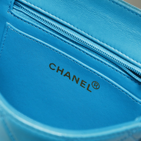 CHANEL Nr. 2 1991-1994 Lammleder Matelasse Turnlock Handtasche blau WS25273