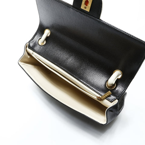 CHANEL 6. Serie 2000-2002 Umhängetasche aus Leder mit Schlagklappe, schwarz WS25276