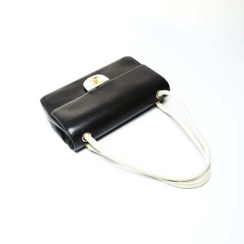 CHANEL 6. Serie 2000-2002 Umhängetasche aus Leder mit Schlagklappe, schwarz WS25276